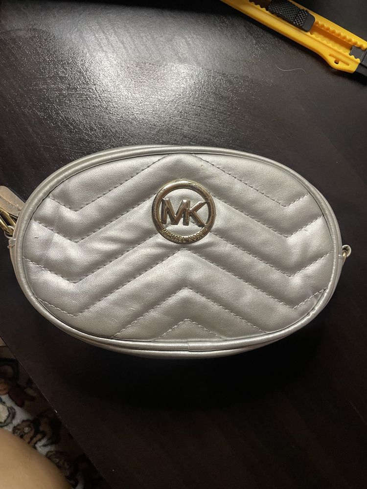 Bolsa de cintura cinzeta metalizada Michael Kors