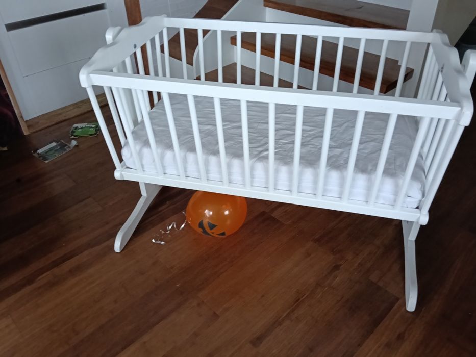 Drewniana kołyska niemowlęca z materacem łóżeczko