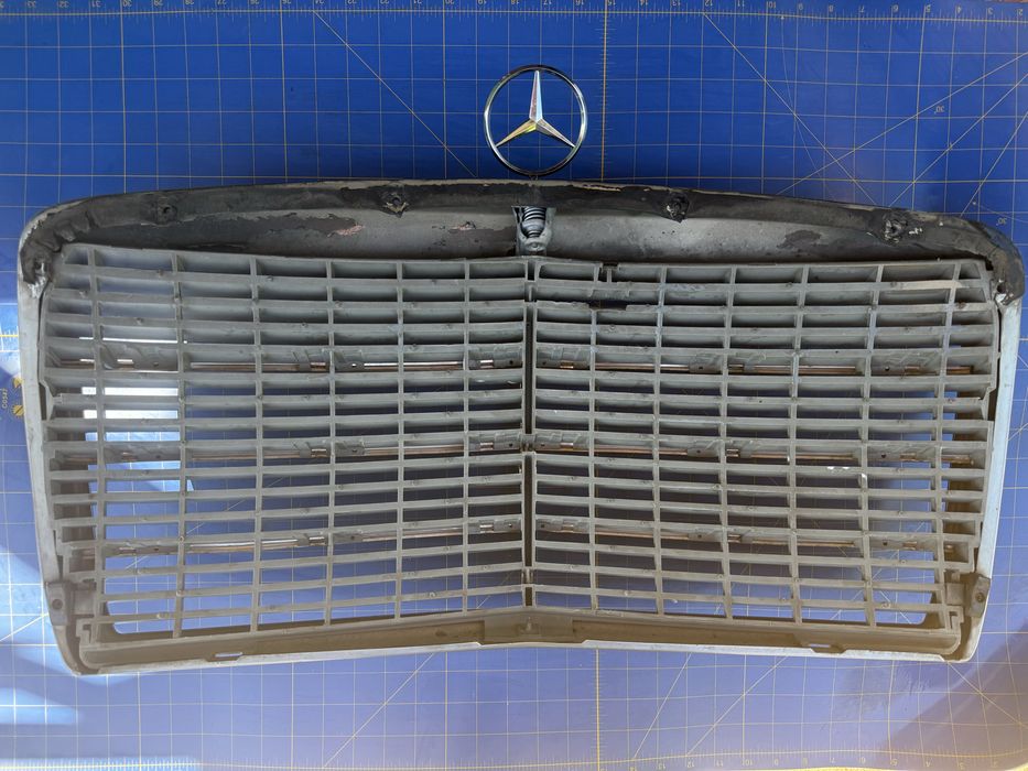 Grelha Frontal Original Mercedes W123 Modelos 300D 240D 230C etc