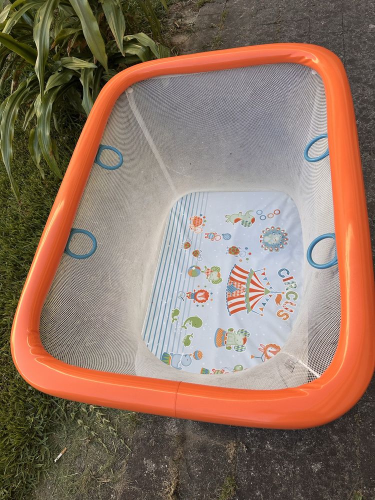 Parque infantil com marcas de uso