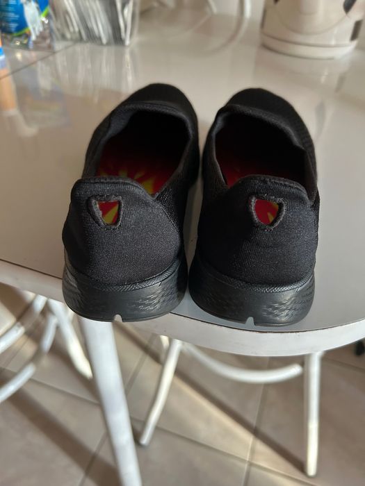 Sapatos pretos da Skechers
