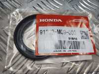 Uszczelniacz wałka  Honda GL 1500 Gold Wing ST 1100 Pan European