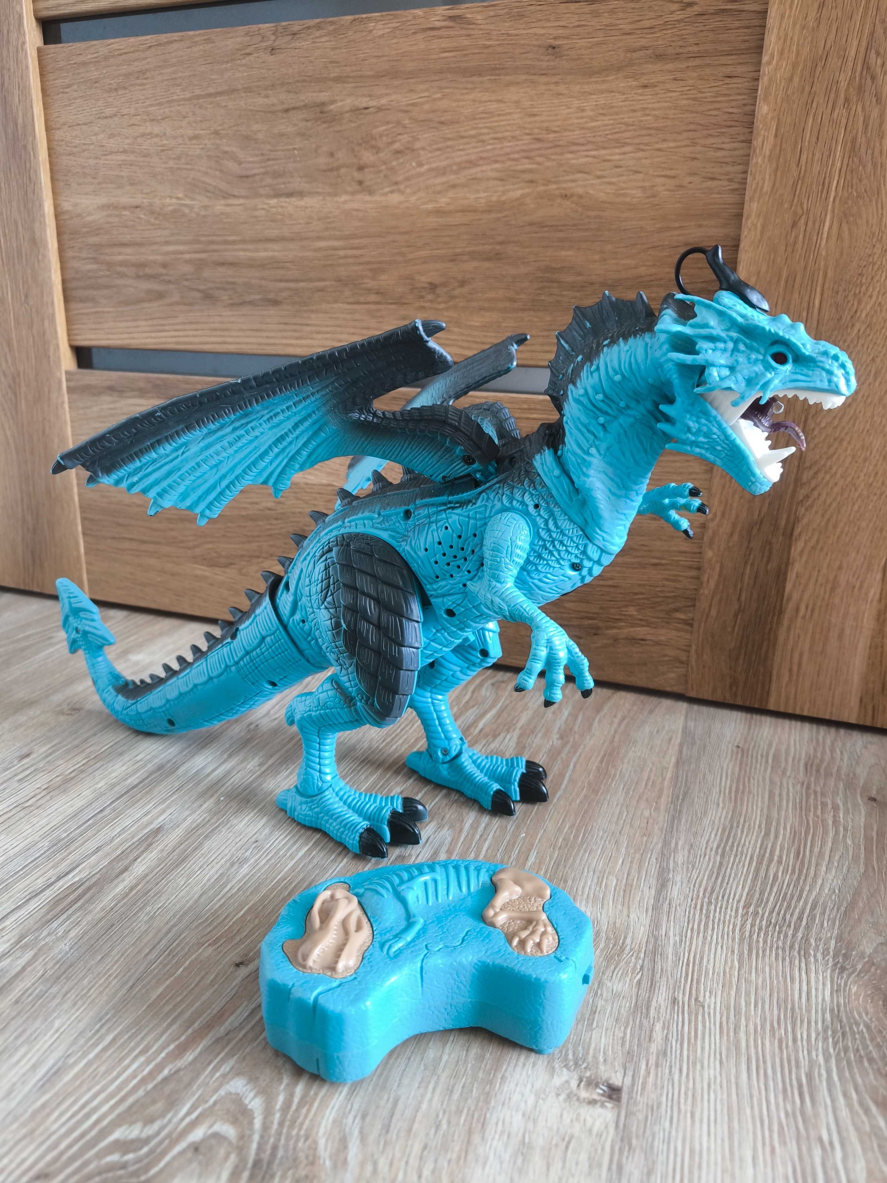 Dinozaur smok zdalnie sterowany zieje parą