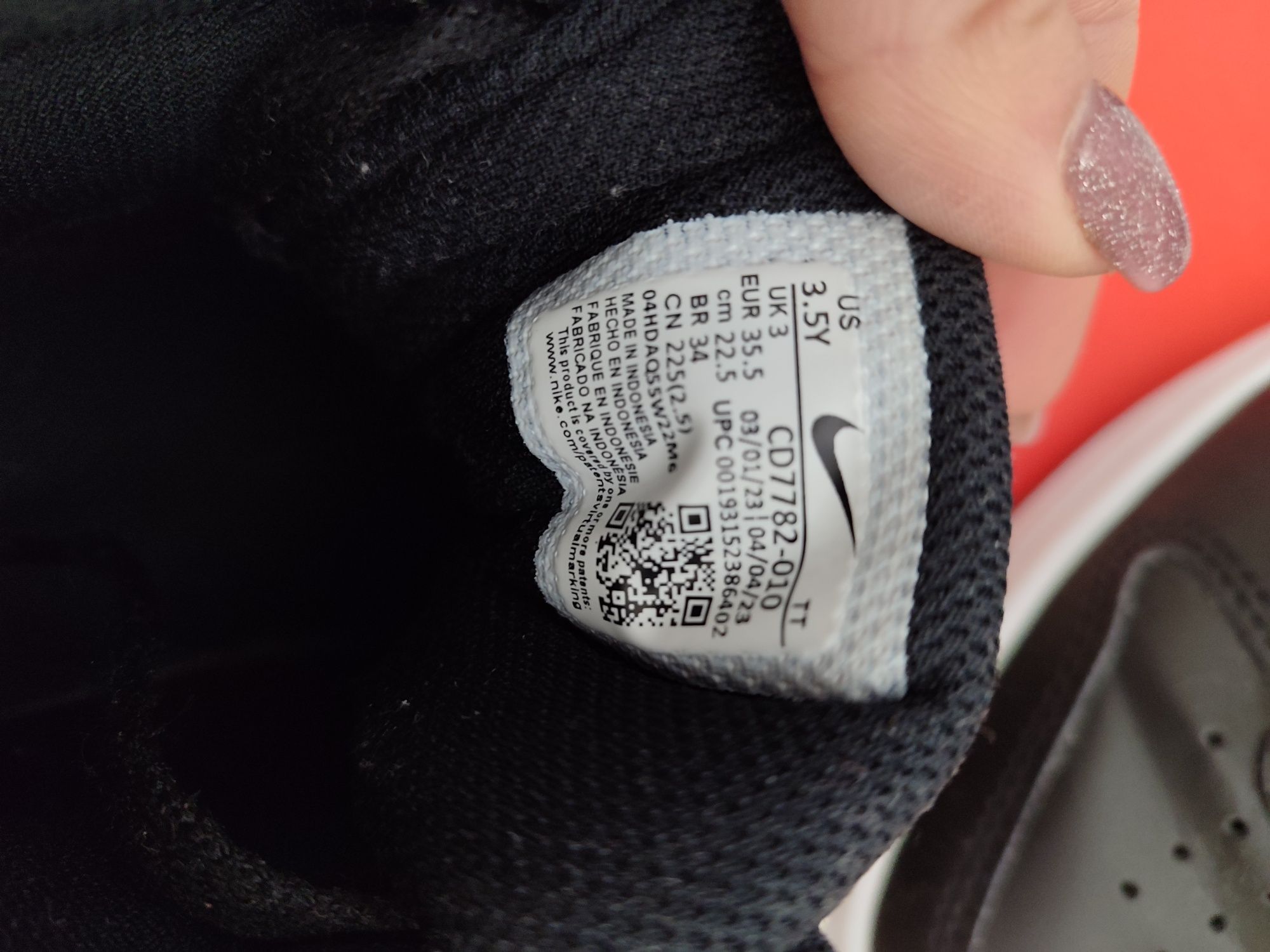 Продам кроссовки Nike