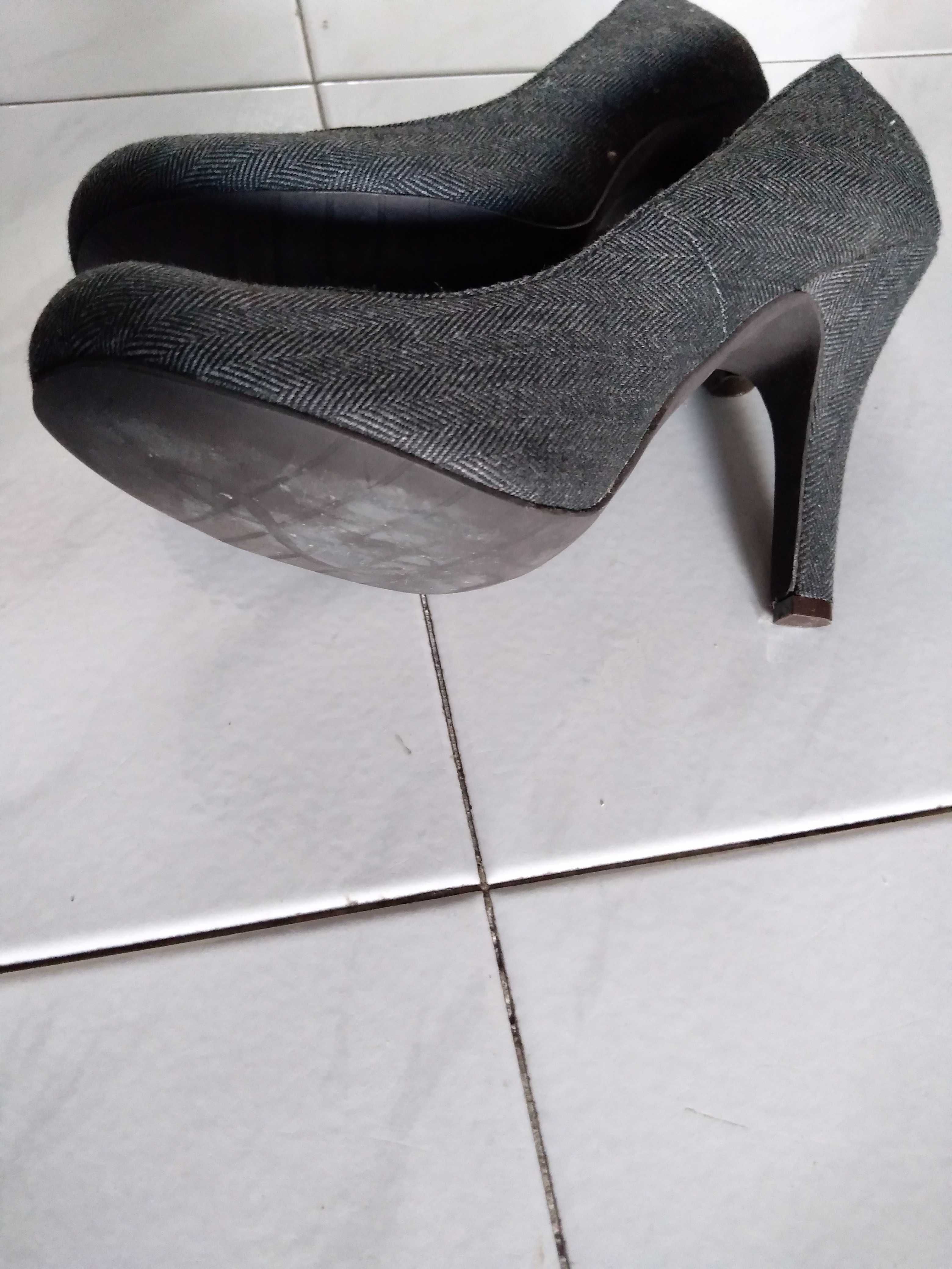 Sapatos cinza de tecido
