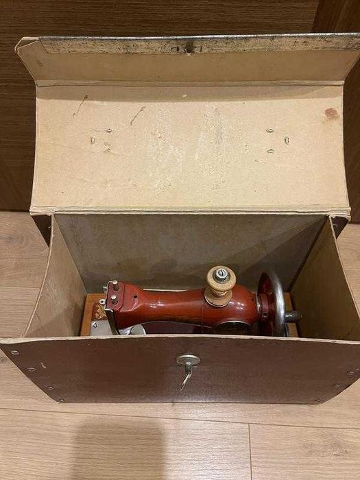 Іграшкова вінтажна швейна машинка