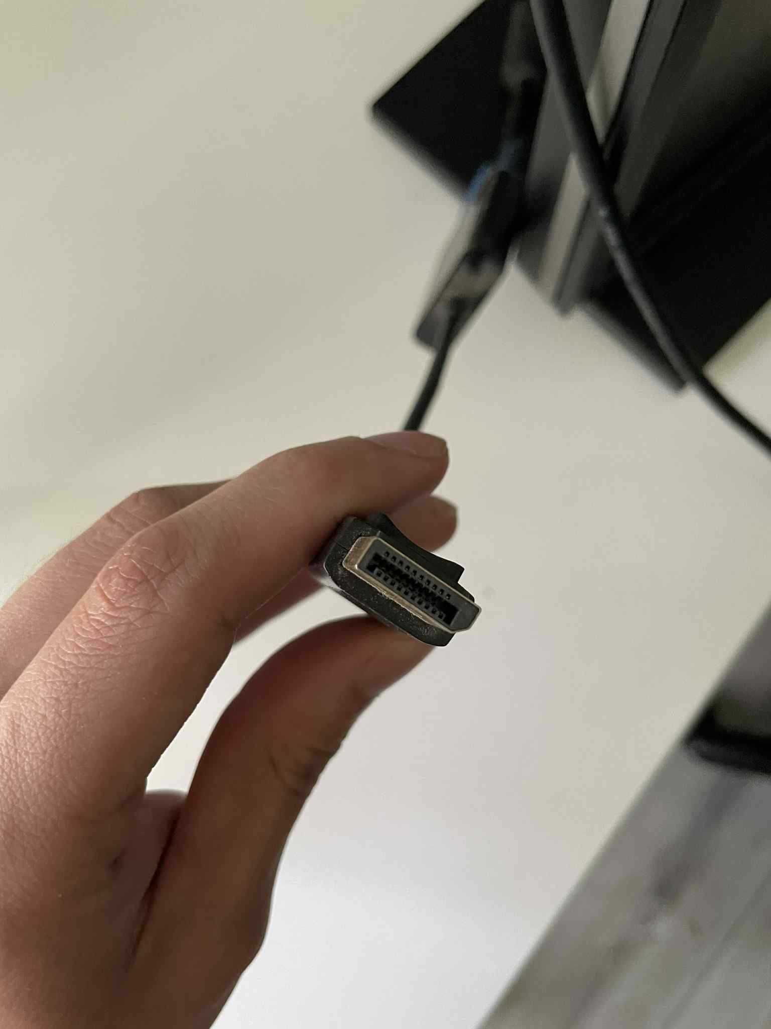 Monitor Dell z przejściówką na Displayport