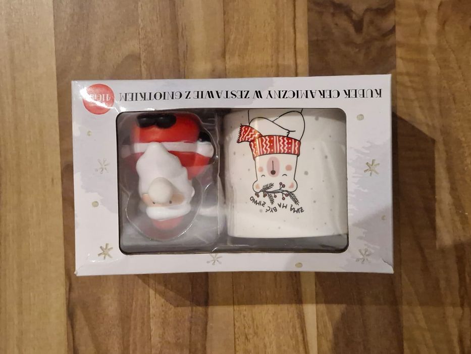 Ceramiczny kubek i gniotek. Na kubku widnieje napis „ZIMA MA BYĆ ZIMNO