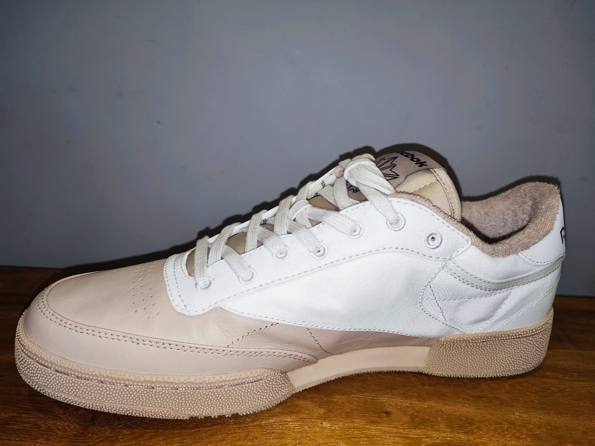 Sapatilha NOVA Reebok CLUB C bege 42.5