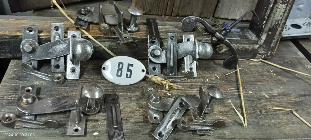 Zabytkowe okucia okien skrzynkowych.Rudery okienne.Stare okna.