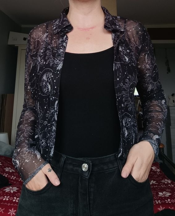 Lekko przezroczysta koszula w astrologiczny motyw