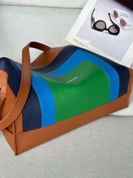 Bolsa de ombro com elementos geométricos da Loewe