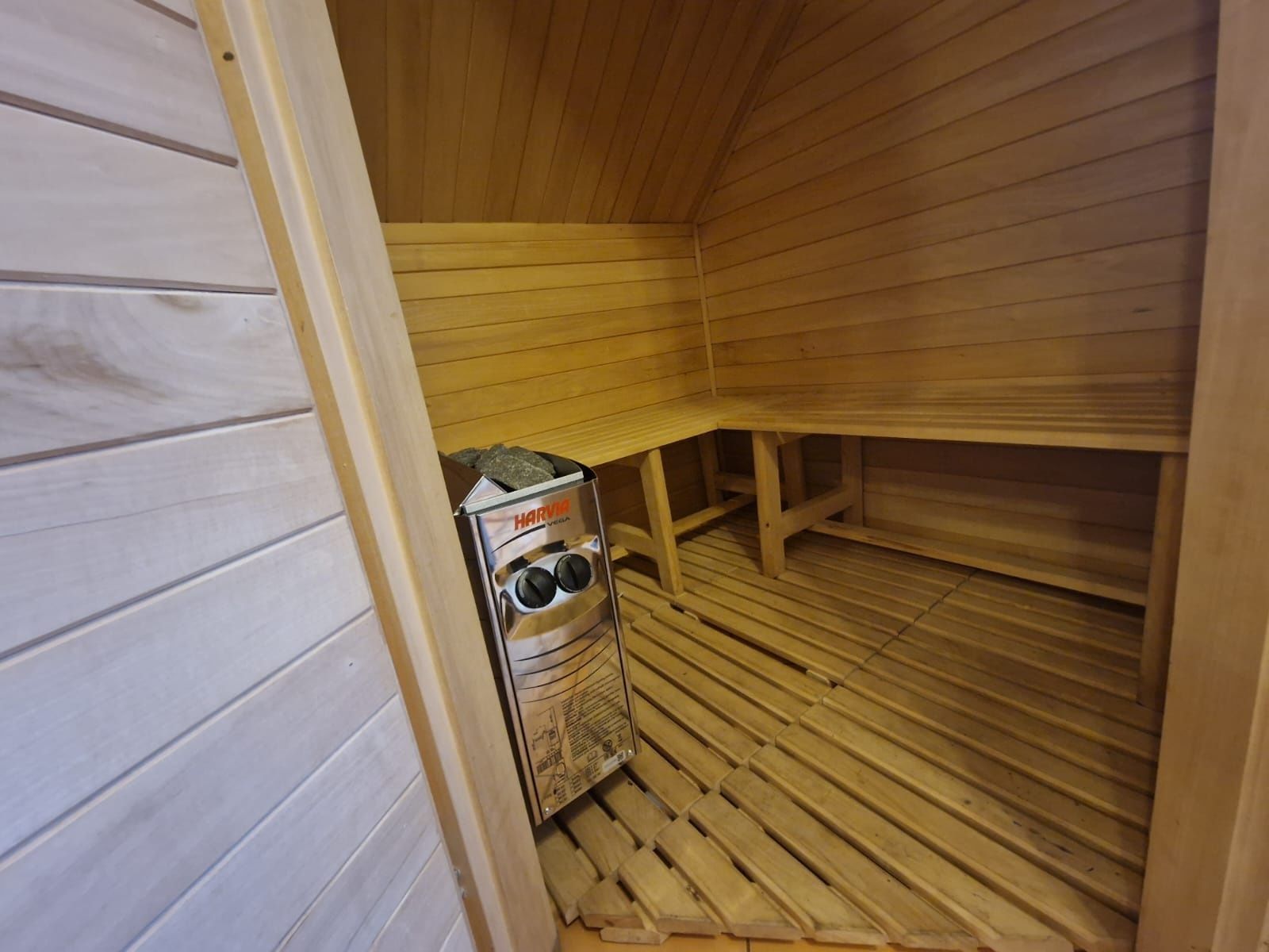 Domek nad stawem (balia i sauna)