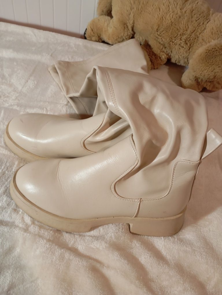 Botas pelo joelho em cru