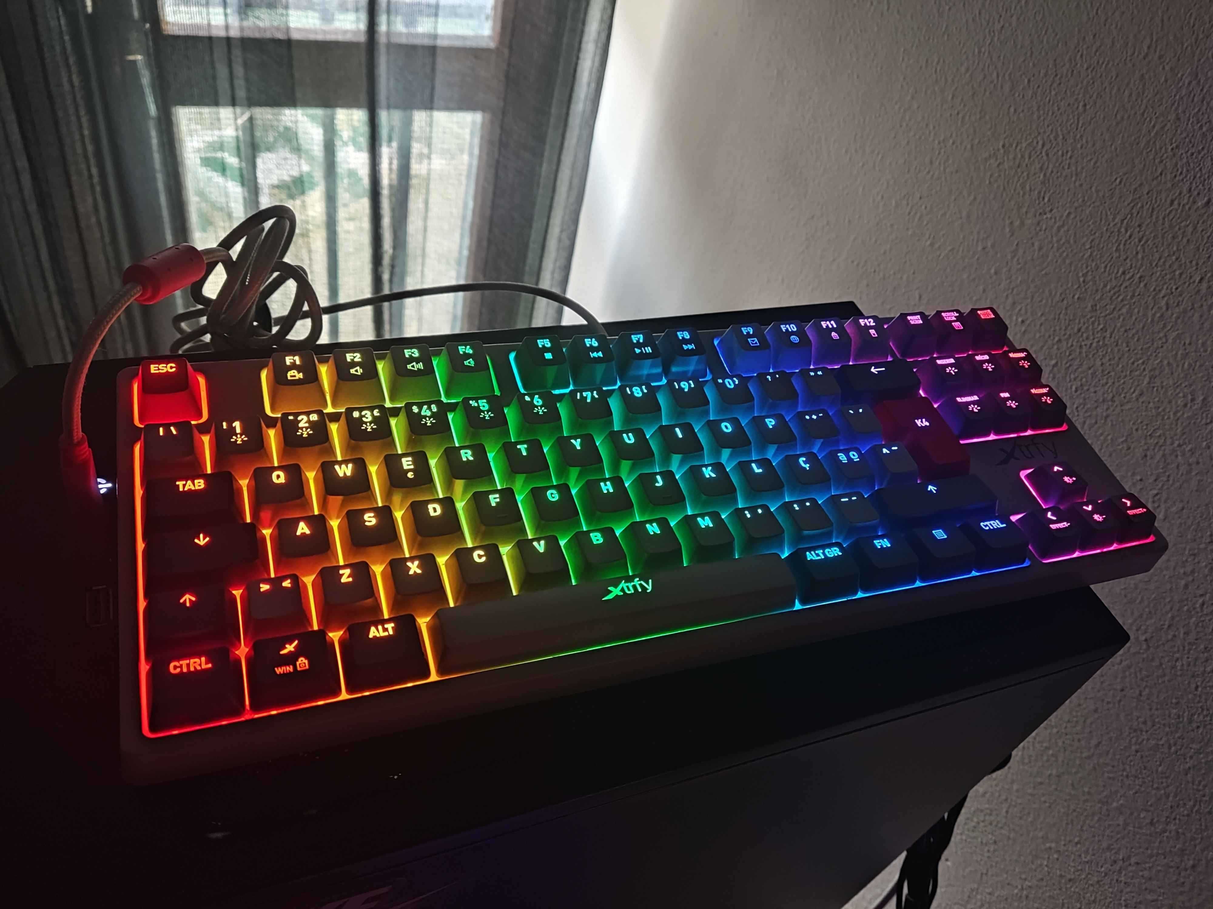 Teclado Xtrfy K4 Retro Kailh Red Switch