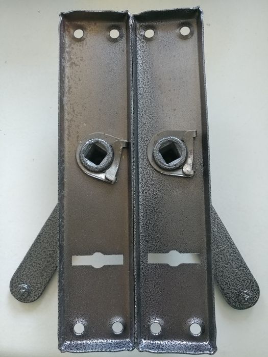 Дверные ручки на двери