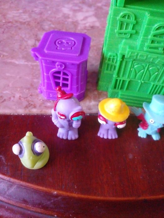 Zomlings diversos e Hotel