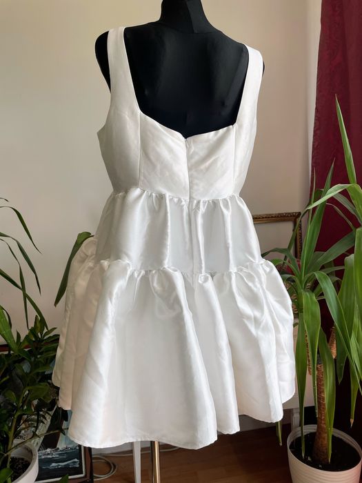 Biała satynowa sukienka mini trapezowa falbanki xxl 44 asos