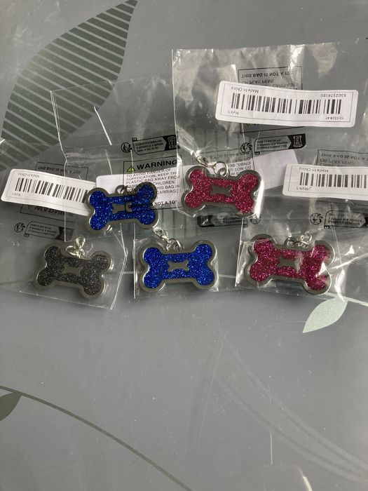 Zawieszka do obroży z karabińczykiem, kość brokatowa.