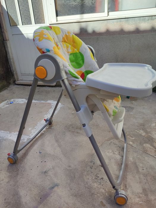 Vendo cadeira que é desde recém nascido pois inclina para trás