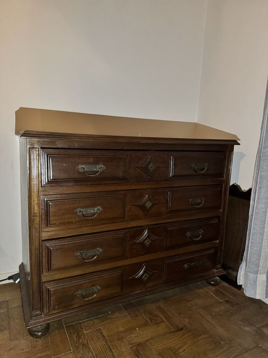 Cómoda madeira escura