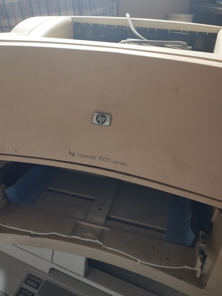 Продам принтер HP 1000