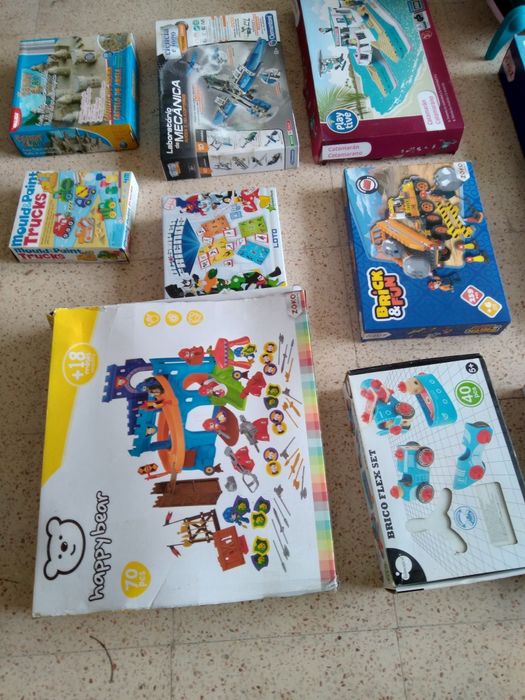 Diversos brinquedos jogos puzzles