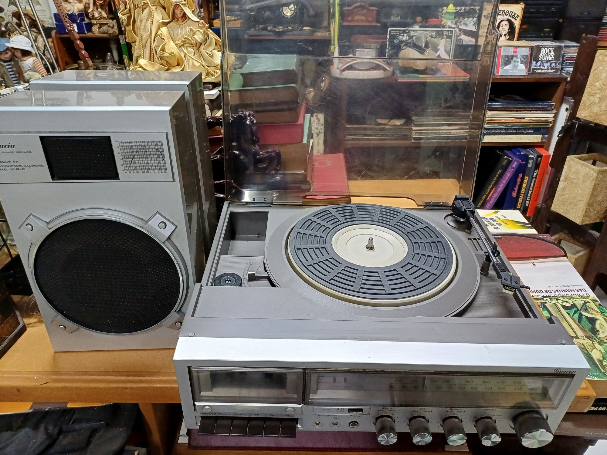 Aparelhagem com giradiscos.