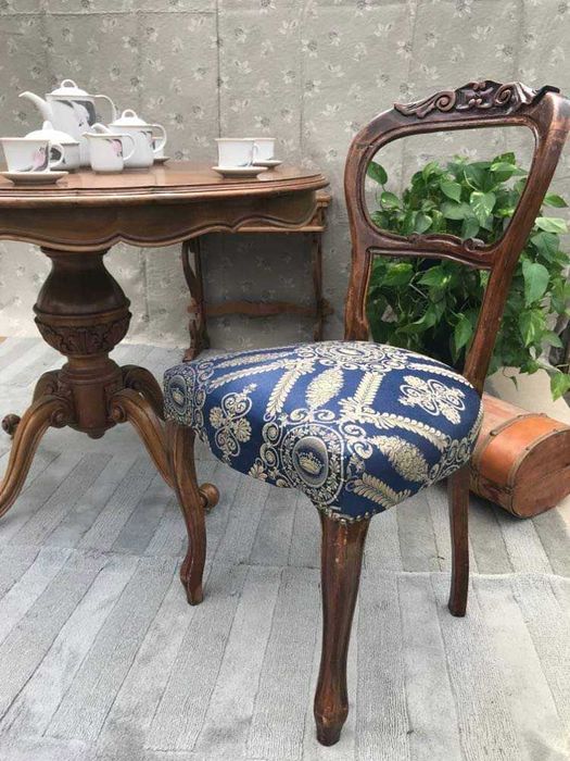 Krzesła antyczne z obiciem granatowo-złotym