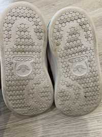 Tenis original de bebe da marca adidas em bom estado