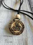 Wisiorek słowiański drewniany Triskelion rękodzieło prezent naszyjnik