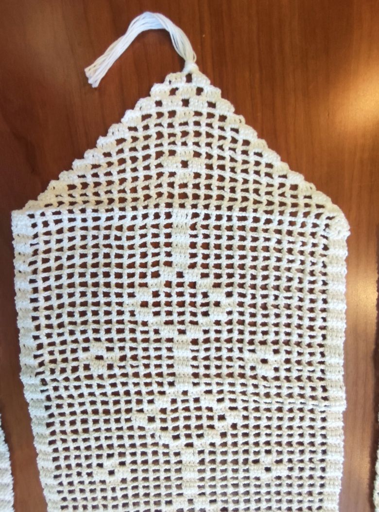 Conjunto de 3 naprons em renda feitos à mão.