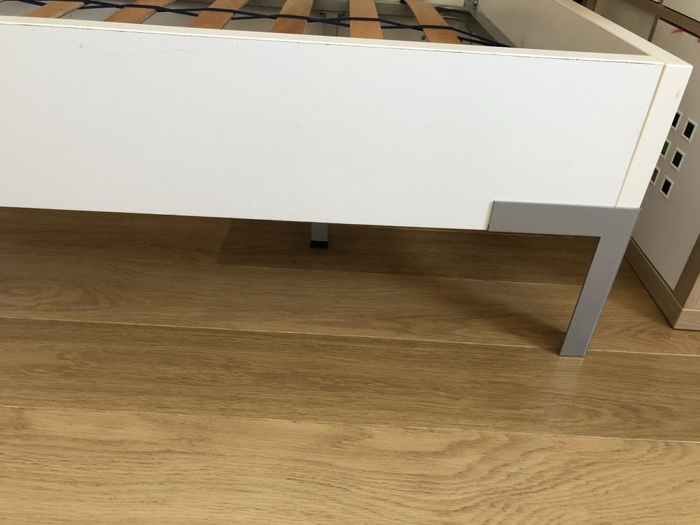 Cama branca e estrado