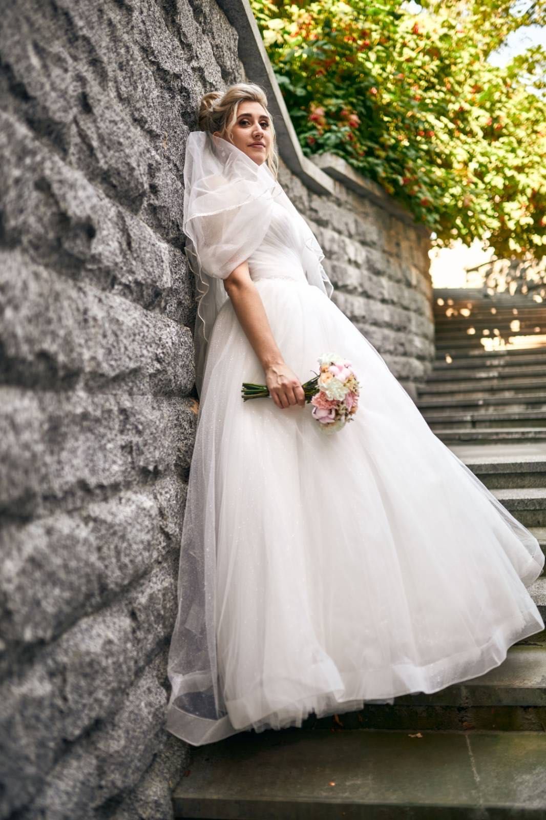 Сяюча весільна сукня
