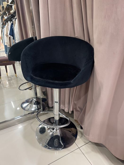 Czarny welurowy hoker