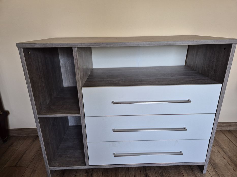 Łóżeczko dziecięce oraz komoda