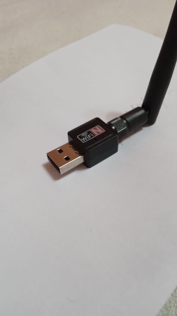 Бесповодной USB WI-FI адаптер. Подходит к телевизионному тюнеру Т2.