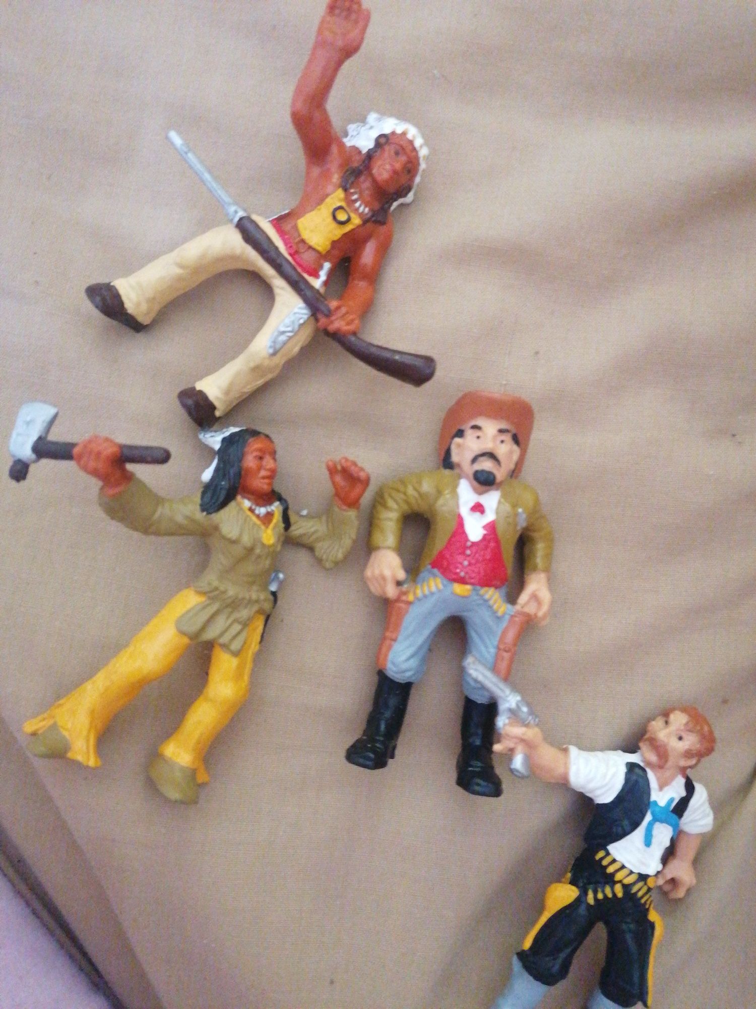 Bonecos Índios e cowboys