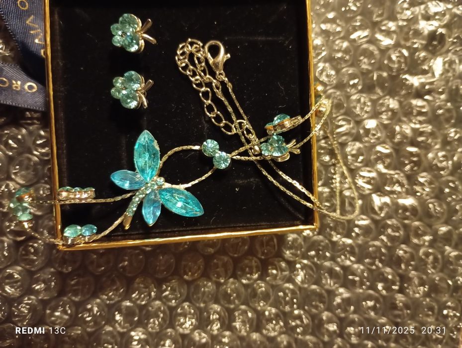 Colar e brincos em forma de borboleta