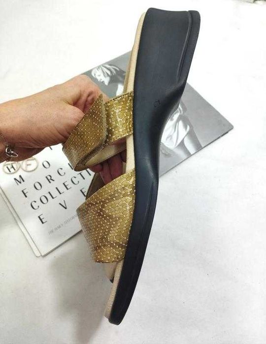 Кожаные бежевые шлепанцы босоножки на липучке принт под змею