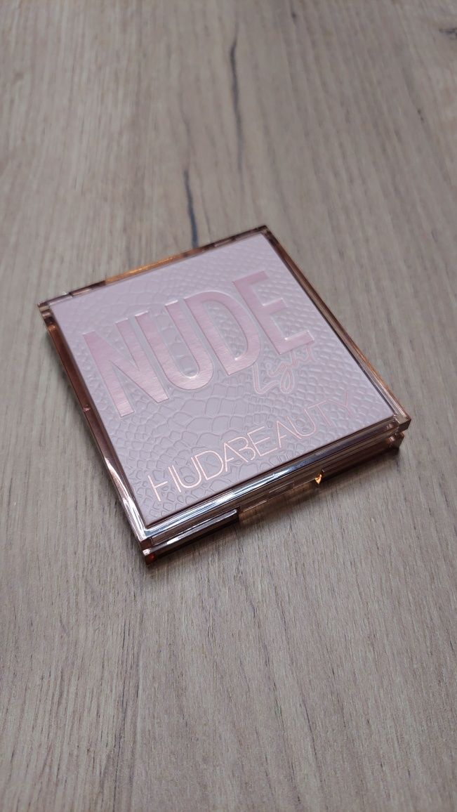 Huda Beauty Nude Light - paleta cieni do powiek