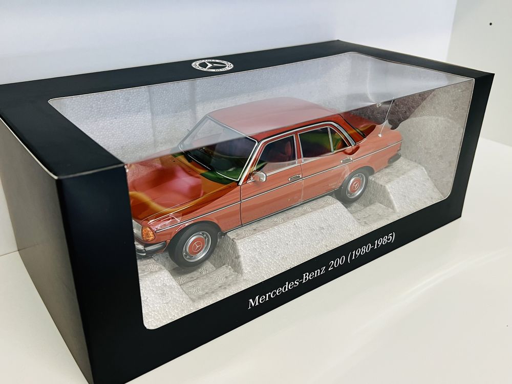 Mercedes 200 W123 „beczka” Norev (wersja dealerska) w skali 1/18