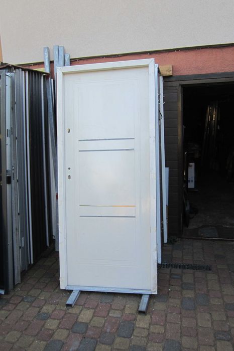 Nowe Drzwi zewnętrzne 90-tki 97x205 ocieplane białe z futryną metalowe