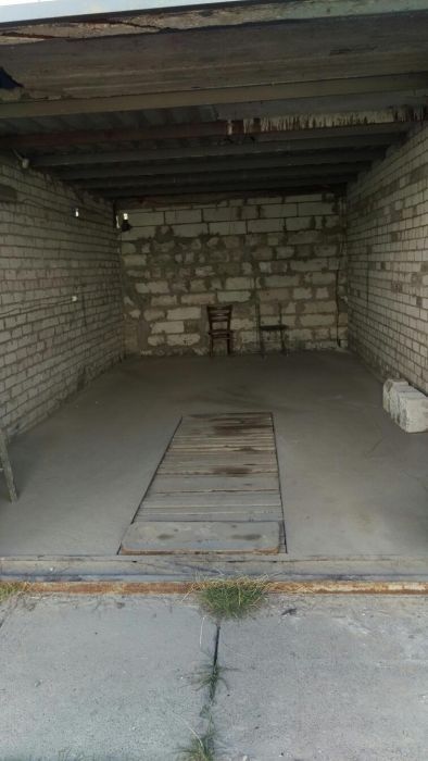Продам  капітальный трирівневий гараж на Тепловозной (Позняки).