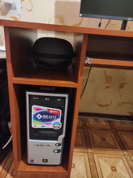 Комп’ютерний стіл