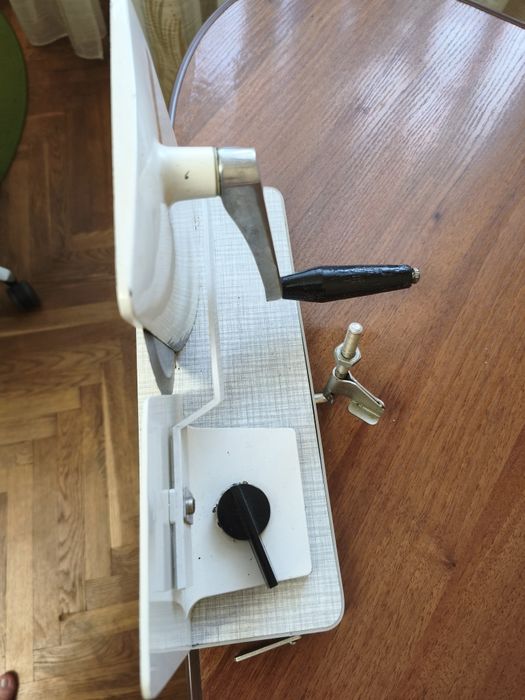 Хліборізка ручна