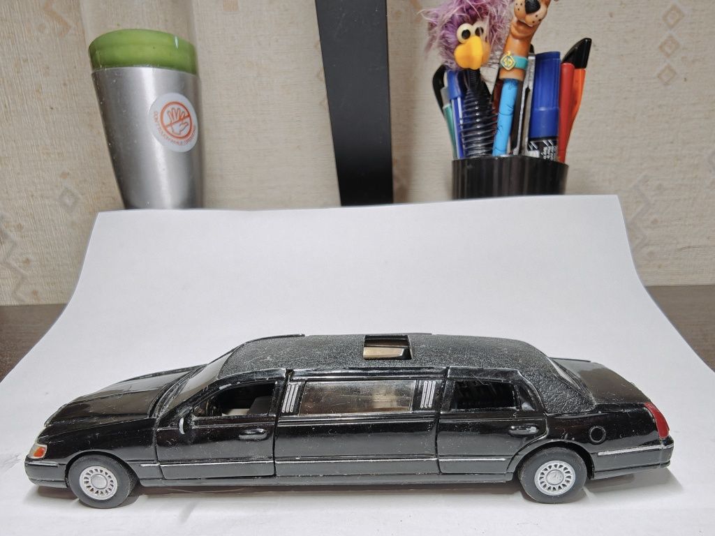 Машинка модель 1999 Lincoln Town Car Limousine kinsmart 1/38