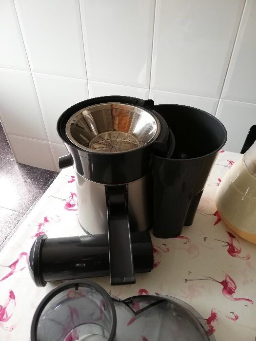 3 maquinas,1 de fazer Pao, 1 de sumo e 1 de centrifugadora tefal (Novo