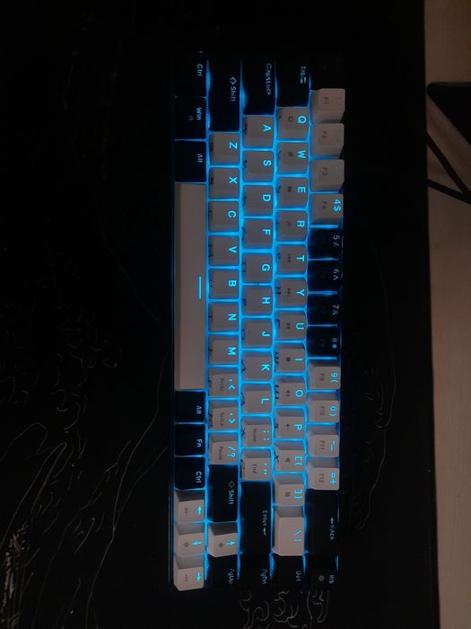 Клавіатура на синіх свічах
