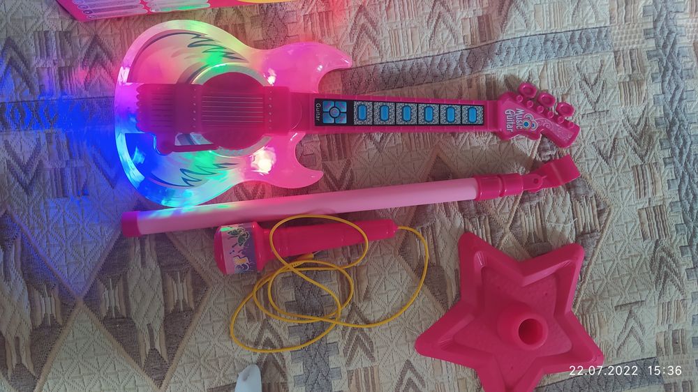 Музична гітара з мікрофоном на стійці